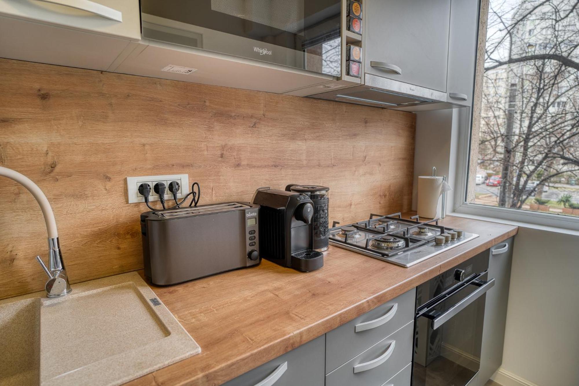Chic Retreat: Newly Renovated 1br Apartment