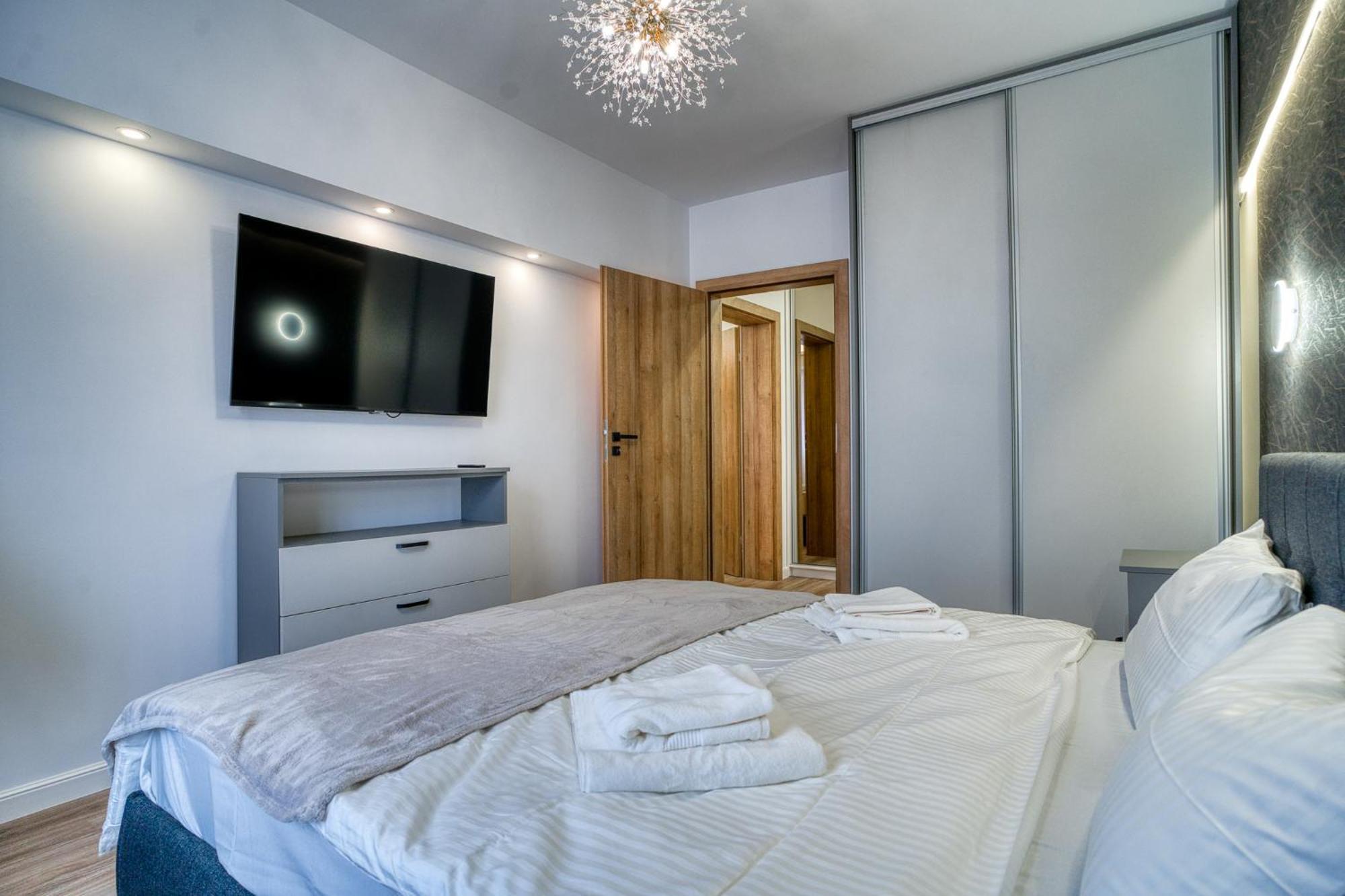 Chic Retreat: Newly Renovated 1br * Bucharest