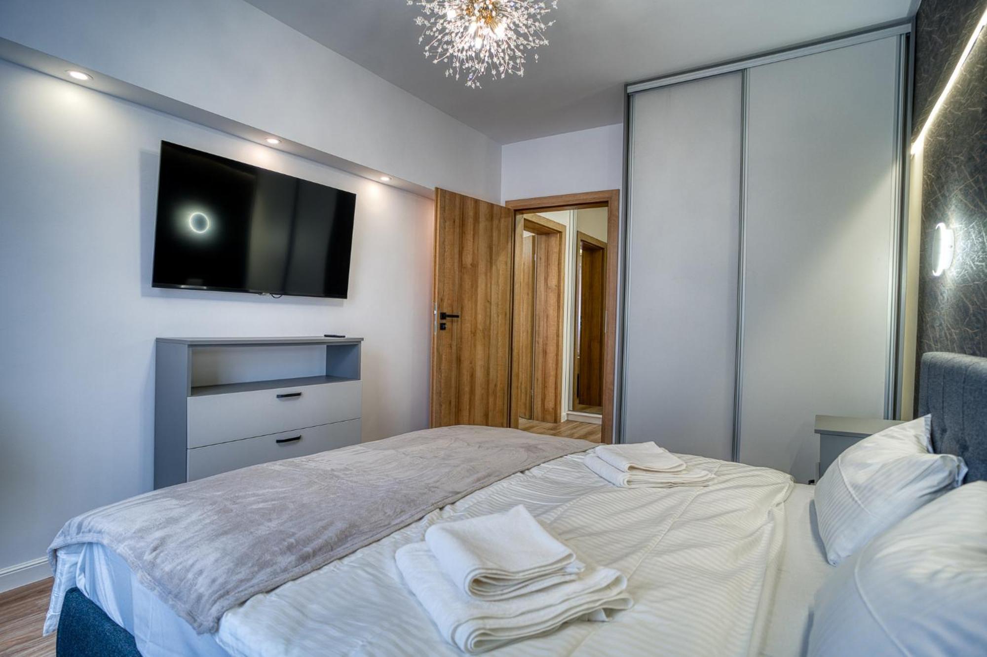 Chic Retreat: Newly Renovated 1br Bucharest