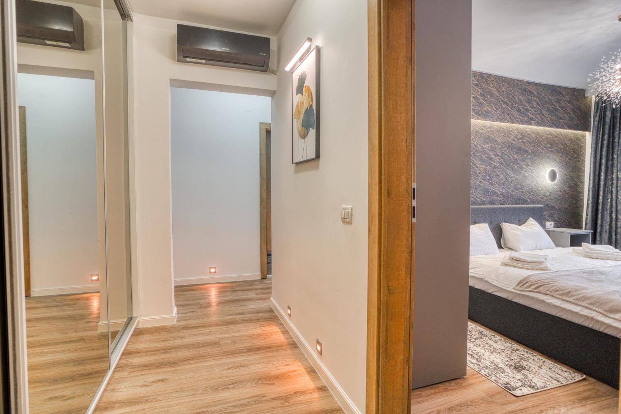Chic Retreat: Newly Renovated 1br * Bucharest